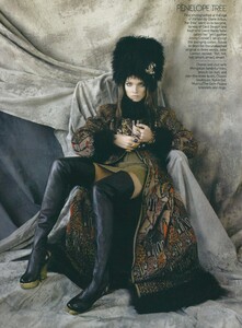 Pretender_Meisel_US_Vogue_May_2009_07.thumb.jpg.824369e435707d0238afac39e618e3db.jpg