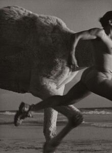 Risky_Ritts_US_Vogue_April_1999_05.thumb.jpg.e6b9bcba35aab06a36cc2e1b8843b691.jpg