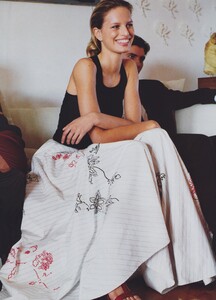 Testino_US_Vogue_May_2002_06.thumb.jpg.71537f54b978f09d9f2971b8bca5ba6c.jpg