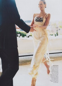 Testino_US_Vogue_May_2002_08.thumb.jpg.c5fd55e5ec30054455cd08aeca9d1f3f.jpg