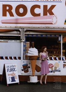 Walker_US_Vogue_June_2003_04.thumb.jpg.e3b728d02fd20c90451279c919ba5157.jpg