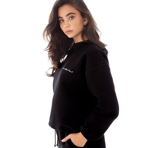 are-you-am-i_christina_dewe-sweatshirt_black--5_2000x.jpg