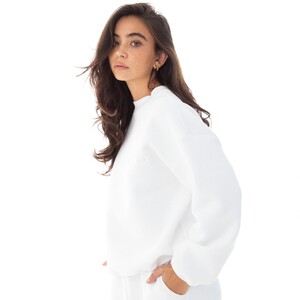 are-you-am-i_christina_dewe-sweatshirt_white--5_2000x.jpg