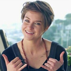 ea2a1cb3b60eae4be374dd7b4b1481e3--shailene-woodley-short-hair-shailene-woodly.jpg