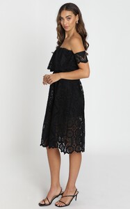 getreadydressinblacklace3.jpg