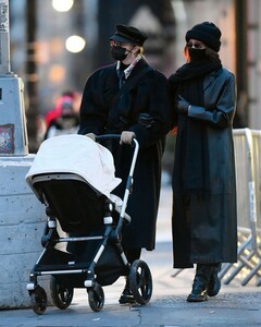 gigi-and-bella-hadid-out-and-about-in-new-york-12-15-2020-7.jpg