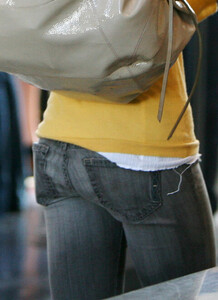 katrina-bowden-at-lax-12609-nice-ass-in-jeans-1.jpg