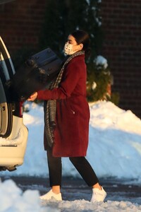 lucy-hale-and-austin-stowell-checking-out-of-a-hotel-in-new-york-12-2020-1.jpg