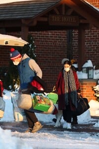 lucy-hale-and-austin-stowell-checking-out-of-a-hotel-in-new-york-12-2020-2.jpg