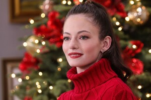 mackenzie-foy-hallmark-channel-s-home-family-at-universal-studios-11-30-2020-1.jpg