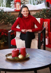 mackenzie-foy-hallmark-channel-s-home-family-at-universal-studios-11-30-2020-13.jpg