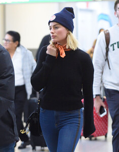 margot-robbie-at-jfk-airport-112617.jpg