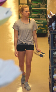 margot-robbie-shopping-at-whole-foods-in-toronto-5715-3.jpg