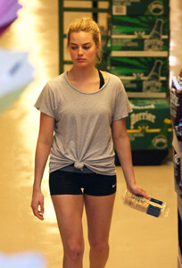 margot-robbie-shopping-at-whole-foods-in-toronto-5715-4.jpg