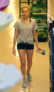 margot-robbie-shopping-at-whole-foods-in-toronto-5715-9.jpg