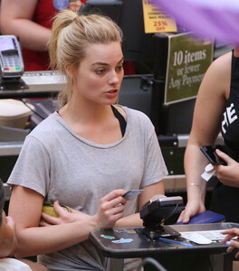 margot-robbie-shopping-at-whole-foods-in-toronto-5715.jpg