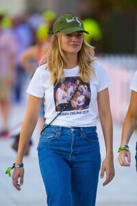 margot-robbir-at-celine-dion-s-concert-at-british-summer-time-festival-2019-in-london-07-05-2019-6.jpg