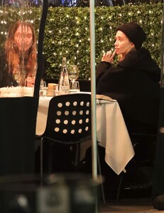 mary-kate-olsen-and-ashley-olsen-at-the-mark-hotel-in-new-york-12-02-2020-4.jpg