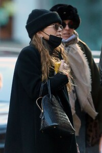 mary-kate-olsen-out-in-new-york-11-16-2020-3.jpg