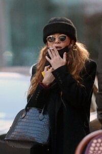 mary-kate-olsen-out-in-new-york-11-16-2020-4.jpg