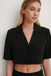 mathilde_goehler_marked_shoulder_cropped_shirt_1658-000050-0002_01g.thumb.jpg.8266ad5c4a0d67f6439ef3bc0ddf0c4d.jpg