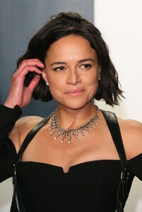 michelle-rodriguez-at-2020-vanity-fair-oscar-party-in-beverly-hills-02-09-2020-7.jpg