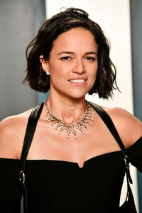 michelle-rodriguez-at-2020-vanity-fair-oscar-party-in-beverly-hills-02-09-2020-9.jpg