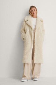 nakd_big_collar_fluffy_coat-1628-000086-0021_01.thumb.jpg.f57273aeef40413a21c55f14af90e9d0.jpg