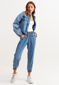 orta-bel-bagcik-detayli-jogger-pantolon_rodeo-denim-mavi_1_enbuyuk.jpg