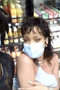 photos-of-rihanna-wearing-a-face-mask-at-gas-station-in-barbados-12-20-2020_5fe0a18906807.jpeg