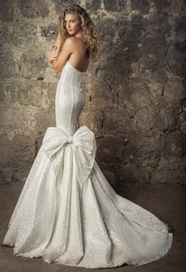 pnina-tornai-strapless-sweetheart-neckline-glitter-mermaid-wedding-dress-with-bow-48000006-1.jpg