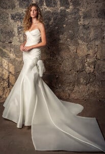 pnina-tornai-strapless-sweetheart-neckline-shimmer-organza-mermaid-wedding-dress-with-bow-48000000.jpg