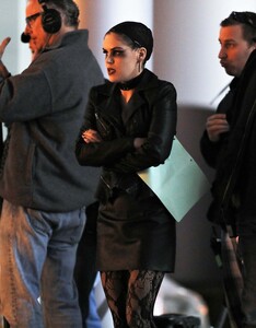 rachel_bilson_on_the_set_of_the_tv_show4.jpg