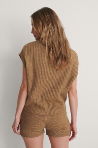 ribbed_knitted_vest_1100-004084-0005_02k-1.jpg