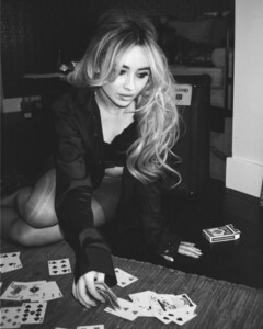 sabrina-carpenter-at-a-photoshoot-december-2020-4.jpg