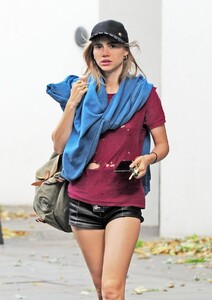 suki-waterhouse-in-tiny-shorts-london-08-01-2018-3.jpg