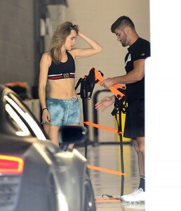 suki-waterhouse-leaves-a-gym-in-west-hollywood-06-04-2019-4.jpg