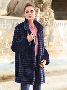 uta-raasch-jacket-made-of-faux-fur-navy.thumb.jpg.0ecf54a623b0147c0dd325cc0ade1a3d.jpg