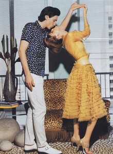 von_Unwerth_US_Vogue_April_2001_10.thumb.jpg.79af4a96913ac8ff80b359606ddf33bb.jpg