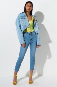 wild-card-cropped-denim-jacket_blue_5.jpg