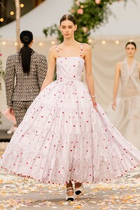 00025-Chanel-Couture-Spring-21.thumb.jpg.324fb6fea6c3e00a8a4d3896ee4c5601.jpg