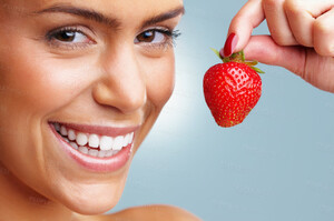 0015111754075_03_1266951-cheerful-young-woman-holding-a-fresh-strawberry-zoom_90.thumb.jpg.0596daefb927080ec57a73e1abe44be7.jpg