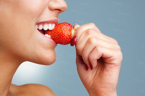 0015111754075_07_1266953-macro-view-of-a-pretty-young-female-eating-fresh-strawberry-zoom_90.thumb.jpg.3d1e6f49b28808396283e96612e62e33.jpg