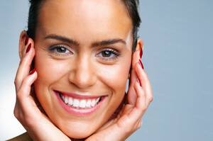 0015111754075_34_1266941-happy-young-girl-with-hands-on-chin-against-colored-background-zoom_90.thumb.jpg.b514cce967f4ab299c53ee0bb3b8035f.jpg