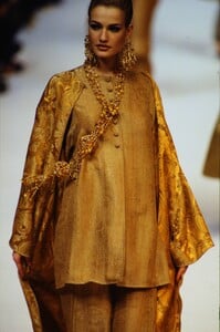1002435148_OSCAR-DE-LA-RENTA-FW-1991(6).thumb.jpg.d6d3a2010a75354ece8171e4a7256909.jpg