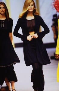 1024167405_chanel-ss-1993(8).thumb.jpg.d7d89b21a1d2e66b102ac0ac76e27f39.jpg