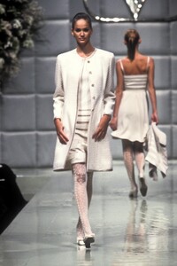 1048035614_Valentino1996HauteCouture54.thumb.jpg.33e5bea8c61b097c07aa6d5075507979.jpg