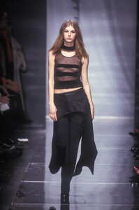1051160989_VersusbyDonatella1999WomenRTW59.thumb.jpg.b0c4a8da43559233810c7d18a14e5902.jpg