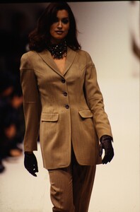 1081310341_yasmeen-ghauri(2).thumb.jpg.18bff04006d001783b34a2287d20b7d6.jpg