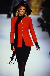 1086476729_ChanelCoutureFall1992(11).thumb.jpg.746bffbf3acb9afd54ce72156e784a18.jpg